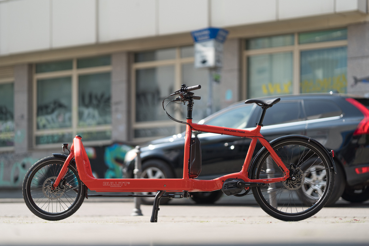 Rotes elektrisches Lastenrad im urbanen Raum